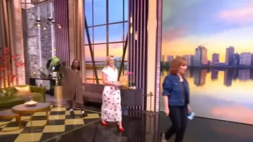 Jupe longue en soie à imprimé framboise Khaite Lucian portée par Sara Haines, comme on le voit dans The View le 18 juin 2025
