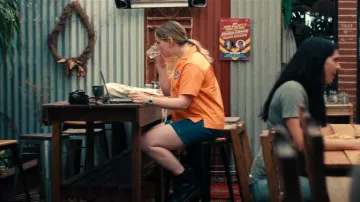 Dr Martens 1460 8 Eye Smooth Boots en negro usadas por Bronte (Shannon Berry) como se ve en The Survivors (T01E01)