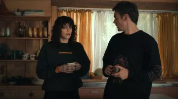 Ropa The Gaps People Jersey de tripulación usado por Olivia (Jessica De Gouw) como se ve en The Survivors (T01E01)