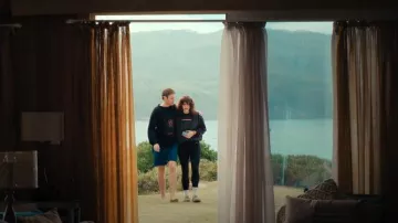 Birkenstock Boston SFB Taupe Suede usado por Olivia (Jessica De Gouw) como se ve en The Survivors (T01E01)