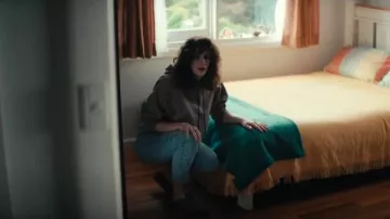 Birkenstock Boston SFB Taupe Suede usado por Olivia (Jessica De Gouw) como se ve en The Survivors (T01E02)