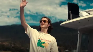 T-shirt à manches courtes de l’artiste en vedette Volcom Ozzy Wrong porté par Liam (Julian Weeks) comme on le voit dans The Survivors (S01E03)