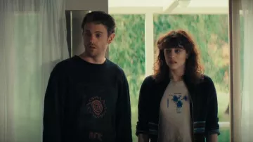 Thrills Blusa corta de mujer bronceado y crema usado por Olivia (Jessica De Gouw) como se ve en The Survivors (T01E04)