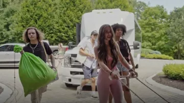 Leggings en coton côtelé rose écrémé portés par Ariana Biermann comme on le voit dans Next Gen NYC (S01E03)