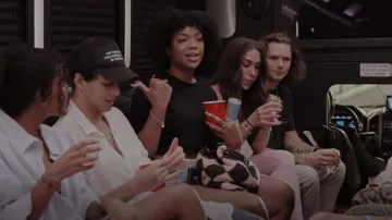 Bolso de mano de ganchillo a cuadros rosa/negro de Marni usado por Riley Burruss como se ve en Next Gen NYC (S01E03)