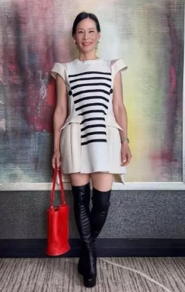 Minivestido de seda-algodón de doble cara de Sacai usado por Lucy Liu en su publicación de Instagram el 11 de junio de 2025