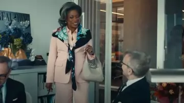 Bolso de mano de cuero Hobo enjoyado de Alexander McQueen usado por Catherine Lancaster (Lorraine Toussaint) como se ve en The Better Sister (T01E02)