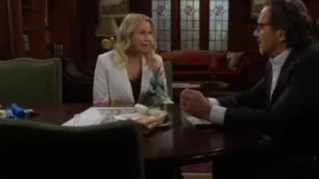 Karl Lagerfeld Paris Colocó blazer con estampado floral usado por Brooke Logan (Katherine Kelly Lang) como se ve en The Bold and the Beautiful el 28 de mayo de 2025