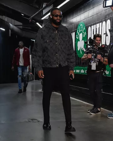 Louis Vuitton Veste en jean noir à imprimé résille Monogram portée par Jaylen Brown sur le compte Instagram @celtics