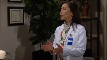 Haut Ted Baker Raeven porté par Li Finnegan (Naomi Matsuda) tel qu’on le voit dans The Bold and the Beautiful le 2 juin 2025