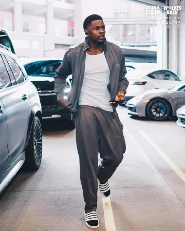 Adidas White & Black-Stripe Adilette Slides usadas por Anthony Edwards en la cuenta de Instagram @timberwolves