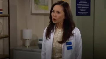 Lauren Ralph Lauren Pull en coton mélangé floral porté par Li Finnegan (Naomi Matsuda) tel qu’on le voit dans The Bold and the Beautiful le 10 juin 2025