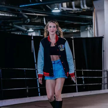 Lexie Hull Indianapolis 500 Checkered Varsity Jacket portée par Lexie Hull sur le compte Instagram @homefieldapparel