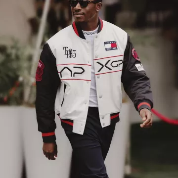 F1 Movie Chaqueta Damson Idris x APXGP Racing Varsity usada por Damson Idris en la cuenta de Instagram @hypebeast