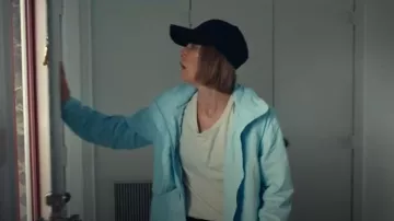 Veste déperlante bleu clair Lululemon portée par Chloe Taylor (Jessica Biel) comme on le voit dans The Better Sister (S01E03)