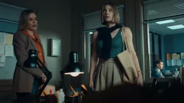 Sac fourre-tout The Row XL Park porté par Chloe Taylor (Jessica Biel) comme on le voit dans The Better Sister (S01E03)