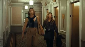 Dries Van Noten Pamplona Pantalon large plissé porté par Chloe Taylor (Jessica Biel) comme on le voit dans The Better Sister (S01E03)
