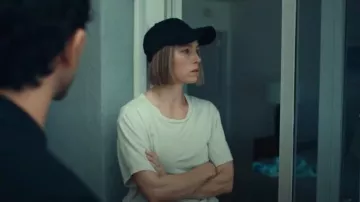 Casquette de baseball structurée noire Lululemon portée par Chloe Taylor (Jessica Biel) comme on le voit dans The Better Sister (S01E03)