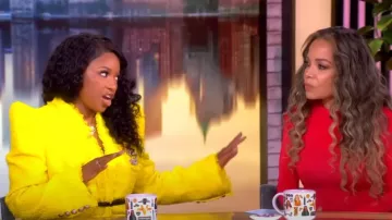 Blazer de tweed sin cuello de Balmain usado por Jasmine Crockett como se vio en The View el 19 de junio de 2025