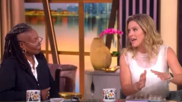 Coquille TWP Semi-Sheer Paillette portée par Sara Haines, comme on le voit dans The View le 19 juin 2025