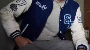 School Spirits Milo Manheim Veste Varsity bleue portée par Wally Clark (Milo Manheim) dans School Spirits (S01)