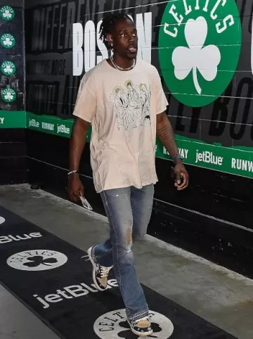 Enfants Riches Déprimés Blue Distressed Muddy Knee Jeans acampanados usados por Jrue Holiday en la cuenta de Instagram @celtics