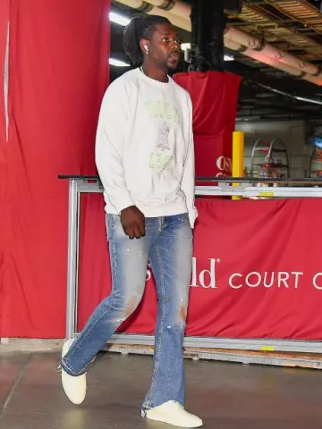 Enfants Riches Déprimés Jean évasé Blue Distressed Muddy Knee porté par Jrue Holiday sur le compte Instagram @celtics