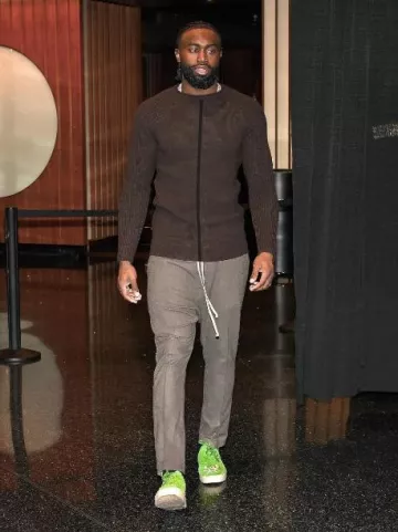 Rick Owens Dark Brown Middle Stripe Sweater porté par Jaylen Brown sur le compte Instagram @fchwpo