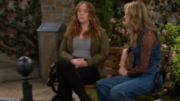 La veste Kooples Tencel avec poches portée par Mariah Copeland (Camryn Grimes) comme on le voit dans Les Feux de l’Amour le 6 juin 2025