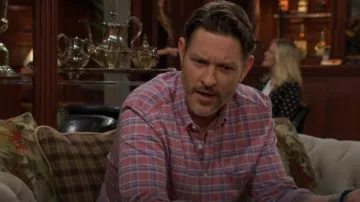 Chemise en tricot Faherty Coastline en River Rose Plaid portée par Daniel Romalotti (Michael Graziadei) comme on le voit dans Les Feux de l’Amour le 6 juin 2025