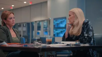 Top Phoebe floral costero de Cinq A Sept usado por Judy Trammell como se ve en AMERICA'S SWEETHEARTS: Dallas Cowboys Cheerleaders (S02E01)