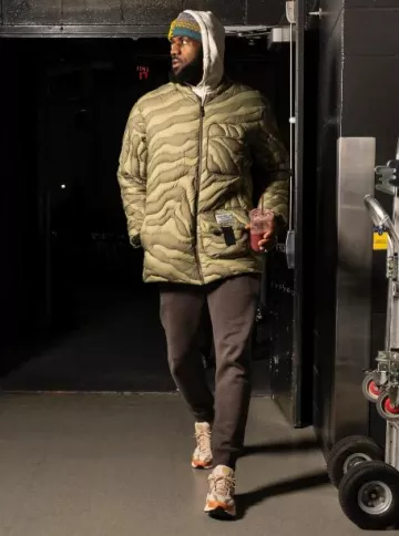 Louis Vuitton Pantalon de jogging LVSE marron foncé porté par LeBron James sur le compte Instagram @leaguefits