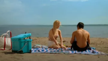 Cupshe Floral Twisted Tummy Control de una pieza usado por Cadence Sinclair (Emily Alyn Lind) como se ve en We Were Liars (S01E01)