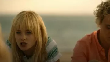 Polo fruncido de rayas degradadas de Casablanca usado por Mirren Sinclair (Esther McGregor) como se ve en We Were Liars (S01E01)