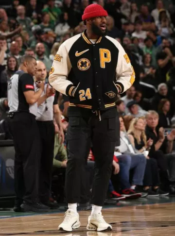 Rick Owens Black Cotton Creatch Cargo Pants porté par LeBron James sur le compte Instagram @leaguefits
