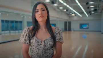 Vestido floral de mezcla de lino de H&M Crema para mujer usado por Dayton como se ve en AMERICA'S SWEETHEARTS: Dallas Cowboys Cheerleaders (T02E02)