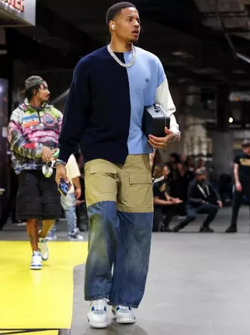 Suéter Loewe azul marino, blanco y azul claro Colorblock usado por Markelle Fultz en la cuenta de Instagram @nbafashionfits