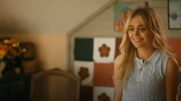 Polo sans manches en tricot torsadé Ralph Lauren porté par Mirren Sinclair (Esther McGregor) comme on le voit dans We Were Liars (S01E01)