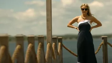 Staud Sirani Strapless Two-Tone Linen Midi Dres usado por Carrie Sinclair (Mamie Gummer) como se ve en We Were Liars (S01E01)