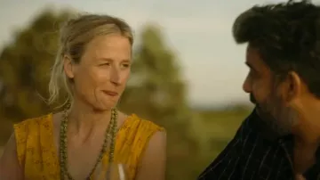 Robe Doen Tahlia portée par Carrie Sinclair (Mamie Gummer) comme on le voit dans We Were Liars (S01E01)