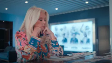 Vestido de estampado múltiple inspirado en el diseñador de Shein para mujer usado por Judy Trammell como se ve en AMERICA'S SWEETHEARTS: Dallas Cowboys Cheerleaders (S02E03)