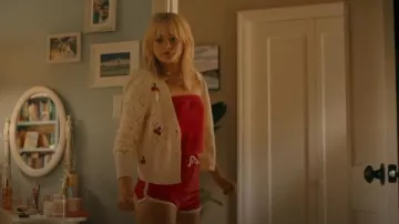 Suéter Aqua Cashmere Pointelle Cherry usado por Mirren Sinclair (Esther McGregor) como se ve en We Were Liars (S01E01)