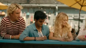 Suéter de rayas rojas y blancas de Saint Laurent usado por Johnny Sinclair (Joseph Zada) como se ve en We Were Liars (S01E02)