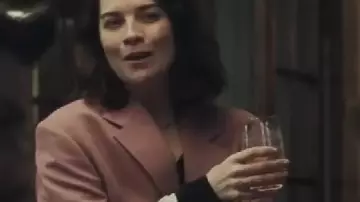 Nine Perfect Strangers Annie Murphy Blazer rose d’Imogen O’Clair (Annie Murphy) dans Nine Perfect Strangers (S02)