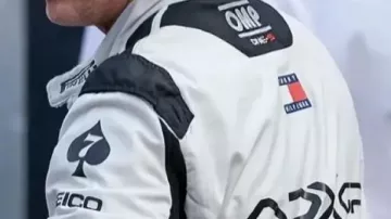 F1 2025 Brad Pitt Combinaison de course blanche portée par Sonny Hayes (Brad Pitt) dans F1 The Movie