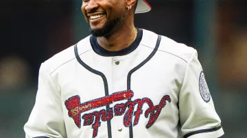 MLB Atlanta Braves Usher White Jersey porté par Usher sur le compte Instagram @styleandsociety