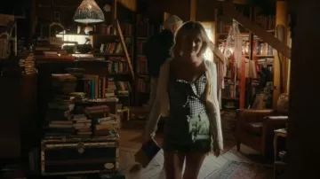 Juicy Couture Black Label Cherry Bomb Gingham Traje de baño reversible usado por Cadence Sinclair (Emily Alyn Lind) como se ve en We Were Liars (S01E01)