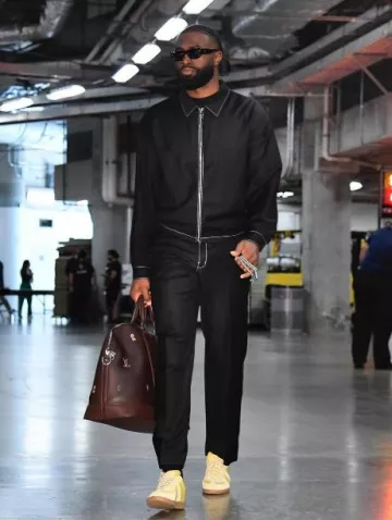 Sac Louis Vuitton x Henry Taylor Brown Faces Alma porté par Jaylen Brown sur le compte Instagram @celtics