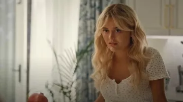 Haut floral Brandy Melville Zelly porté par Cadence Sinclair (Emily Alyn Lind) comme on le voit dans We Were Liars (S01E02)