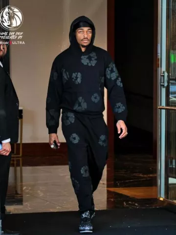 Pantalones de chándal Denim Tears All Black Cotton Wreath usados por Paul Jamaine Washington Jr. en la cuenta de Instagram @dallasmavs